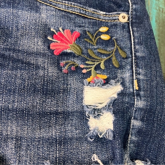 American Eagle Floral Embroidered Hi Rise Cut off Denim Jean Shorts Raw Hem 10 - Picture 5 of 15